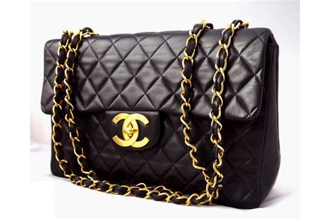 chanel handyhülle|Chanel quilted bag.